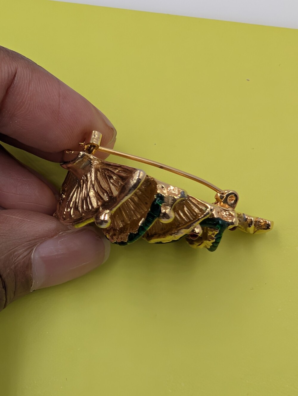 Vintage Brooch Gold Tone Holiday Christmas Tree Pin Brooch Green Red Enamel C60 - Picture 11 of 11